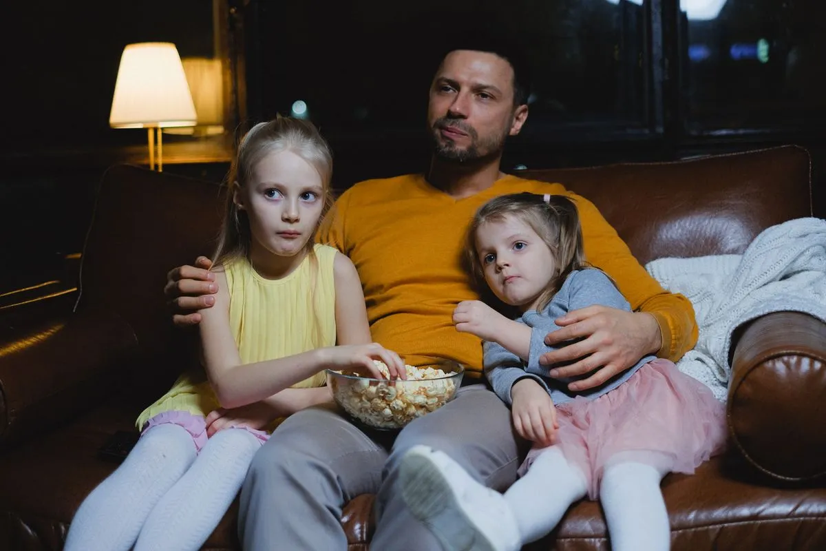 Familj tittar på film med IPTV