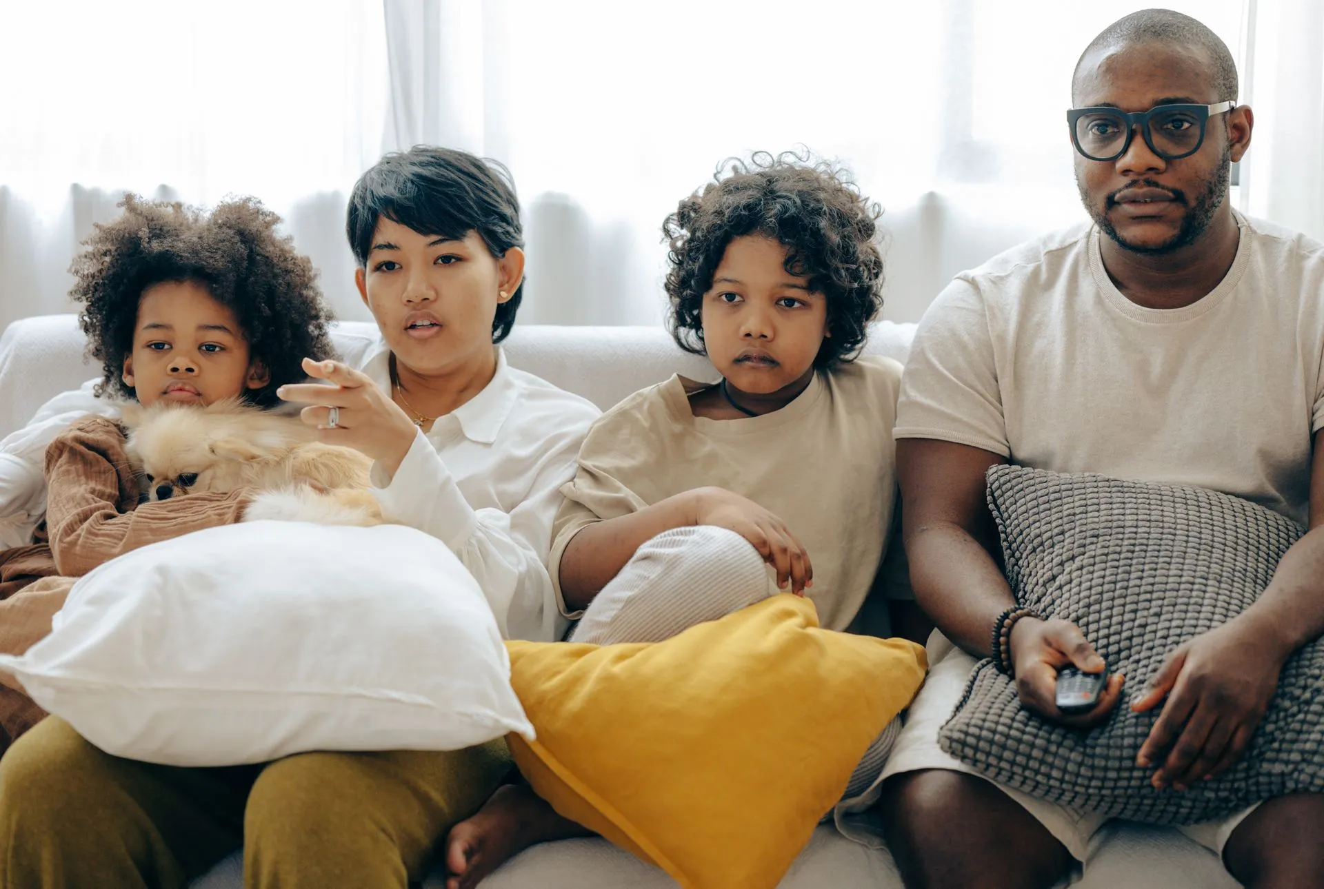 Familj tittar på TV med svensk IPTV