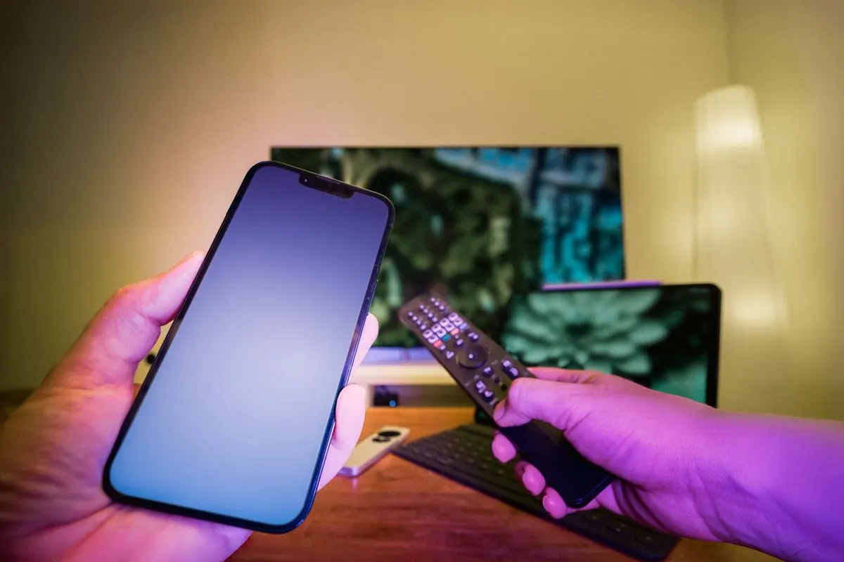 IPTV-app i mobilen och fjärrkontroll framför TV:n