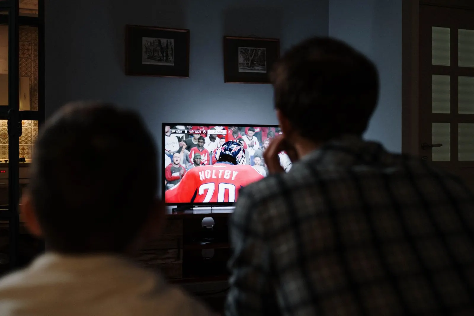 IPTV bäst i test – far och son tittar på ishockey på TV